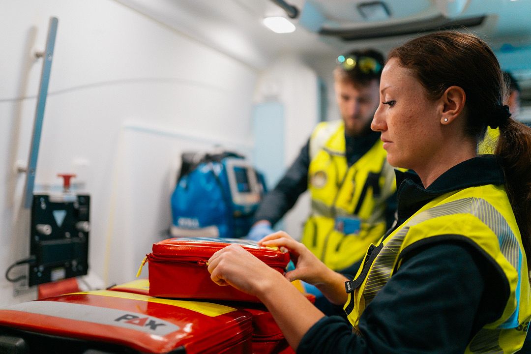 Zwei Angehörige der Sanität Oberwallis bereiten im Rettungswagen Material vor
