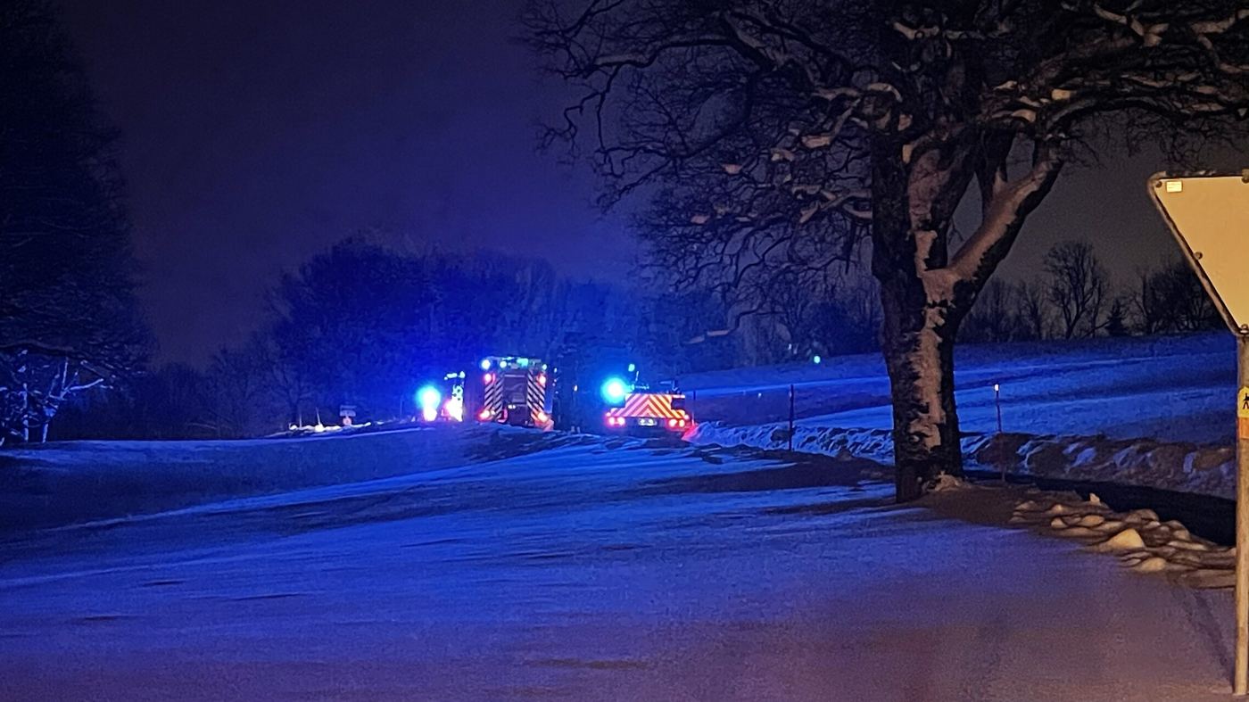 Feux bleus sur une route enneigée, de nuit
