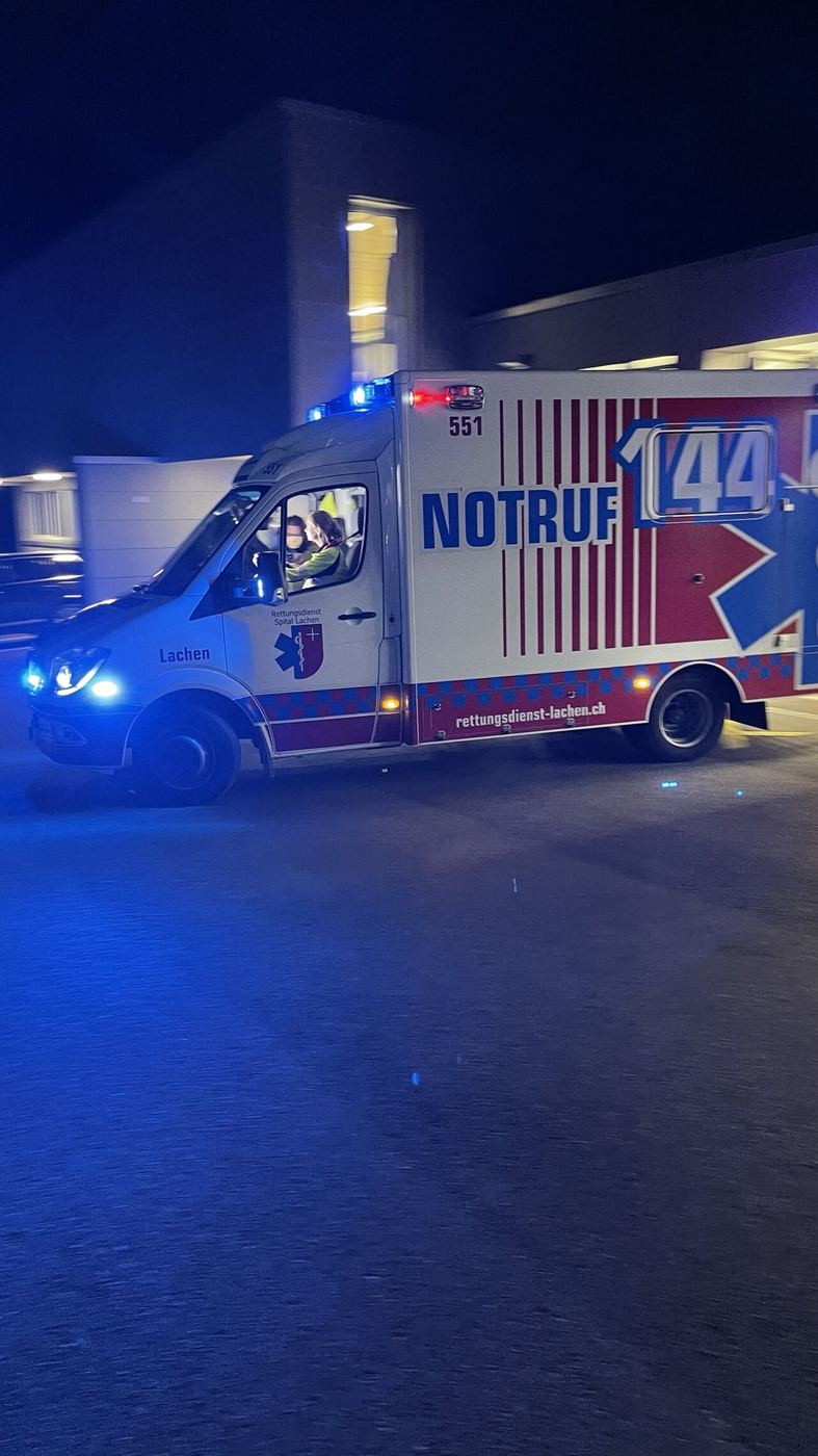 Ambulance avec feux bleus au crépuscule