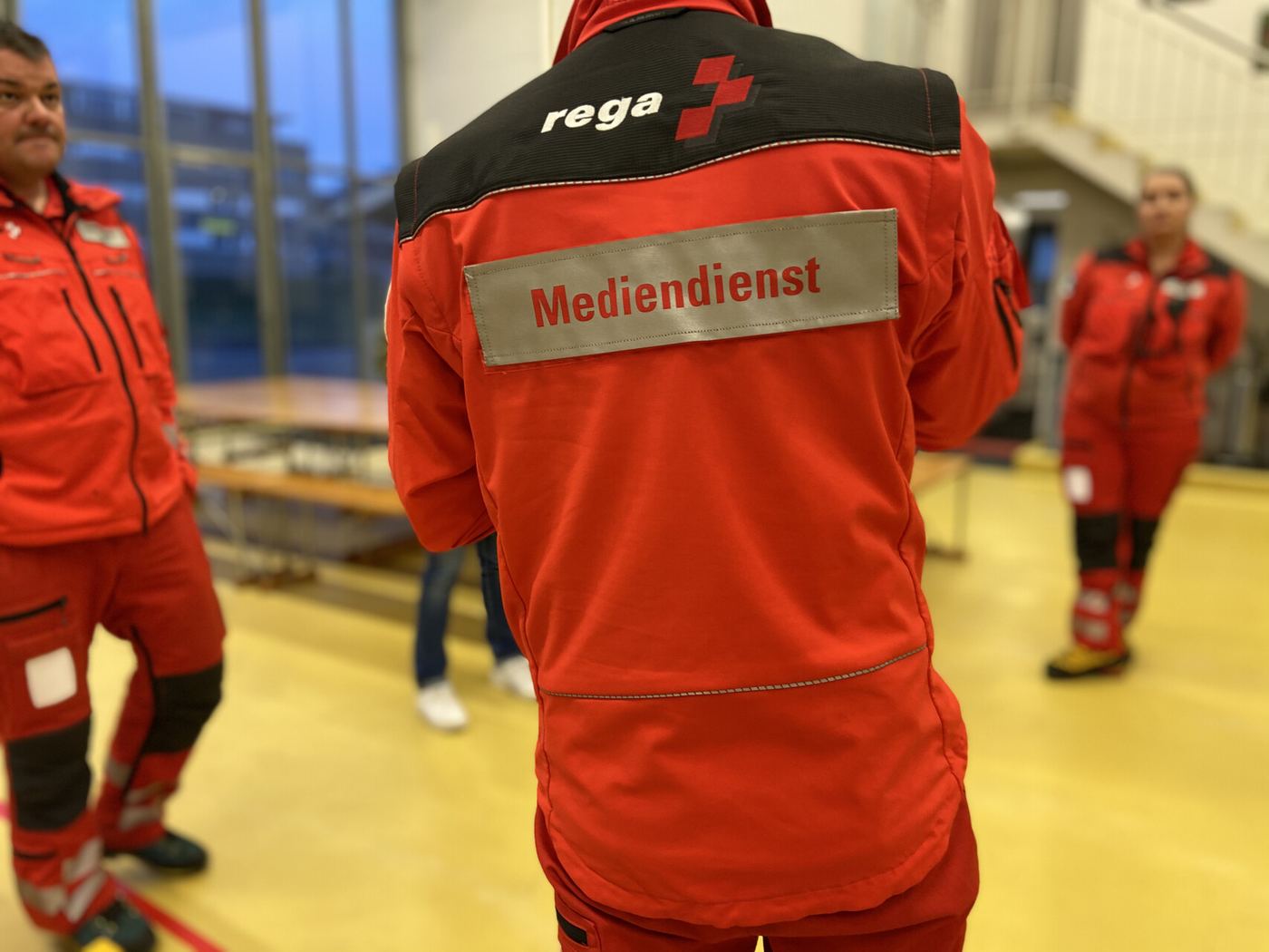 Membre de la Rega portant l’inscription « Mediendienst » (service de presse) au dos