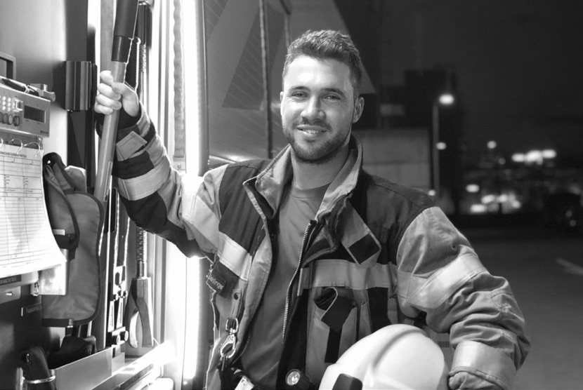 Manuel en tenue d’intervention près du véhicule des sapeurs-pompiers