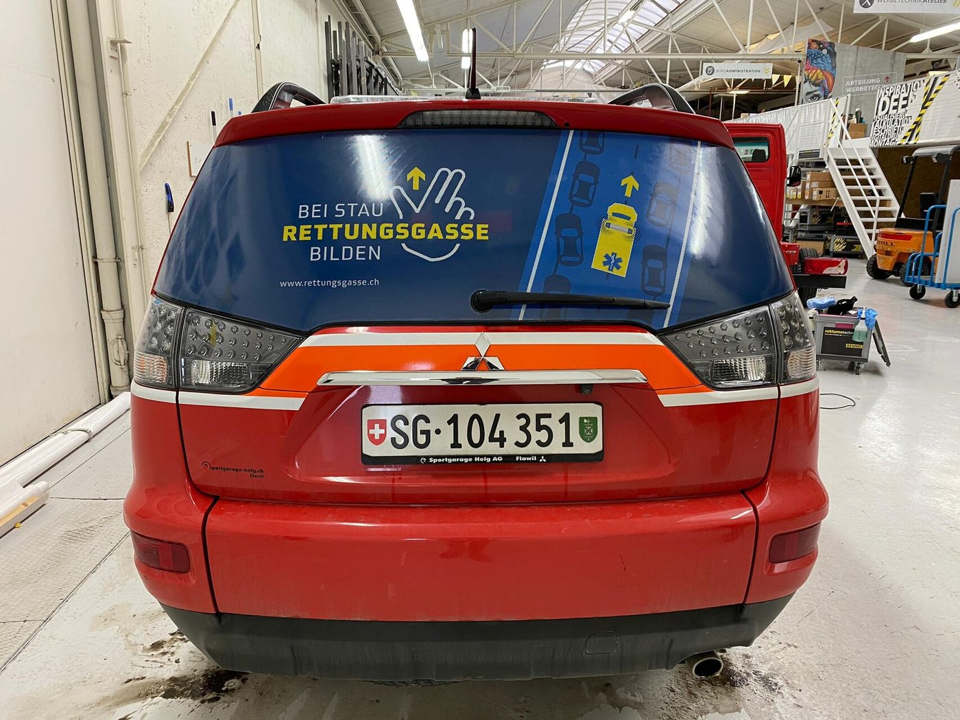 Véhicule d’intervention portant l’inscription du couloir de secours