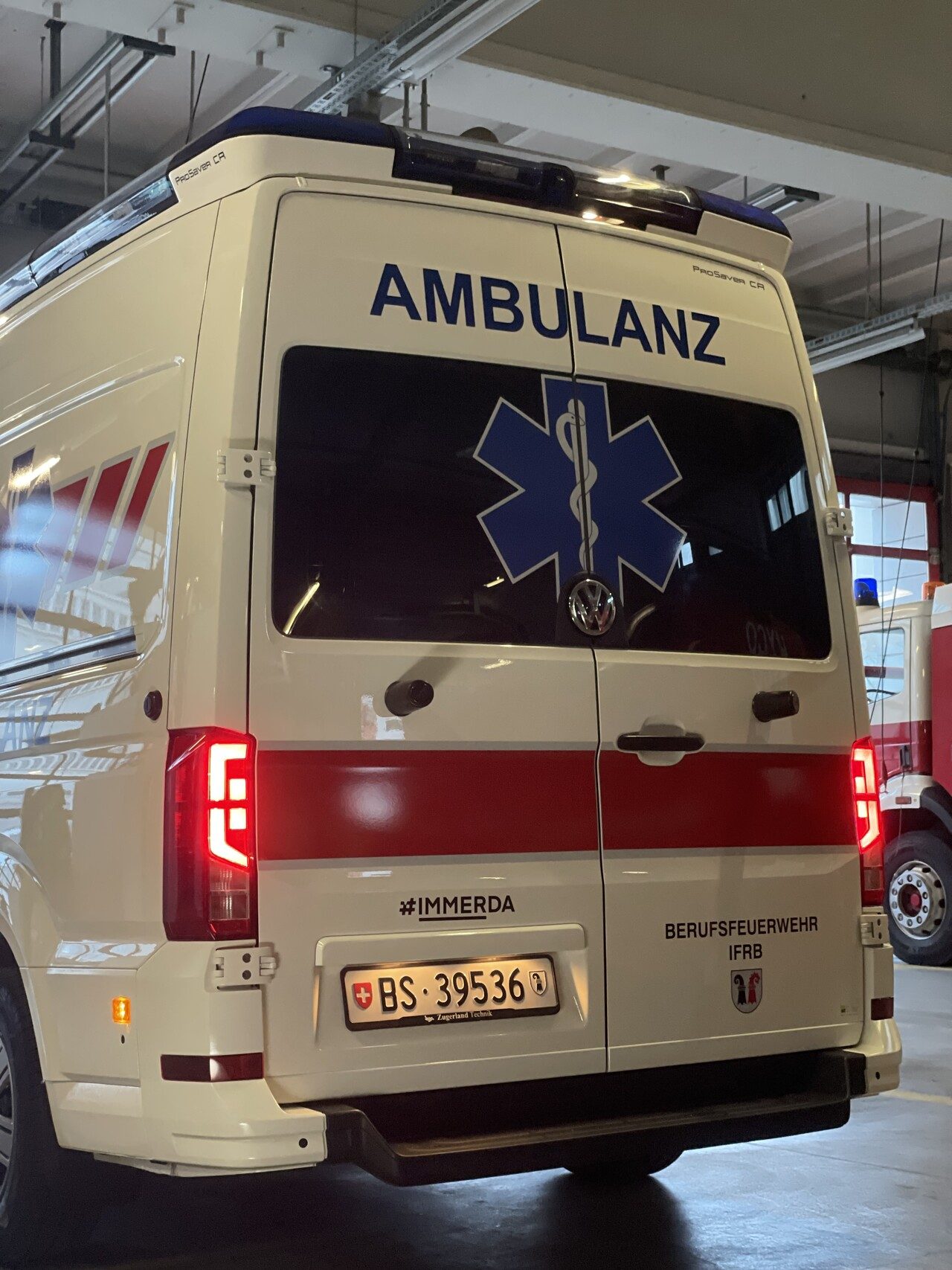 Véhicule des sapeurs-pompiers professionnels de l’industrie avec le marquage de la campagne