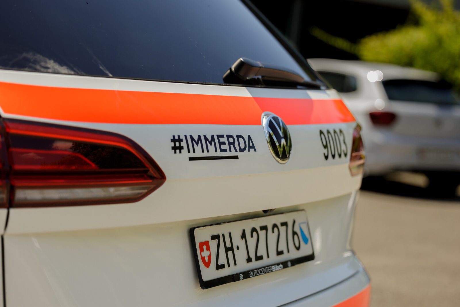 Véhicule de police avec l’autocollant de la campagne