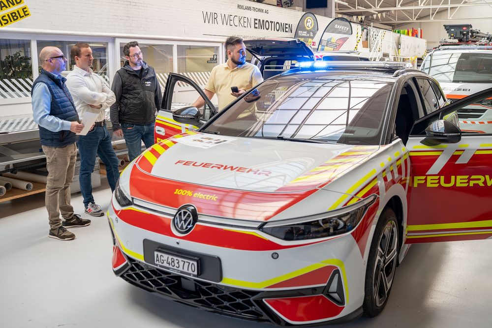 Feuerwehrfahrzeug mit eingeschaltetem Blaulicht in der Werkstatt