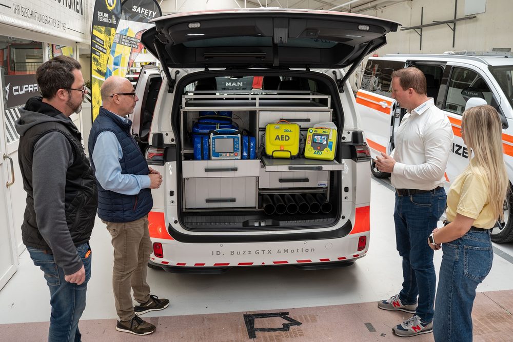 Geöffnete Heckklappe mit ausgezogenem Ausrüstungsfach, darin zwei Defibrillatoren