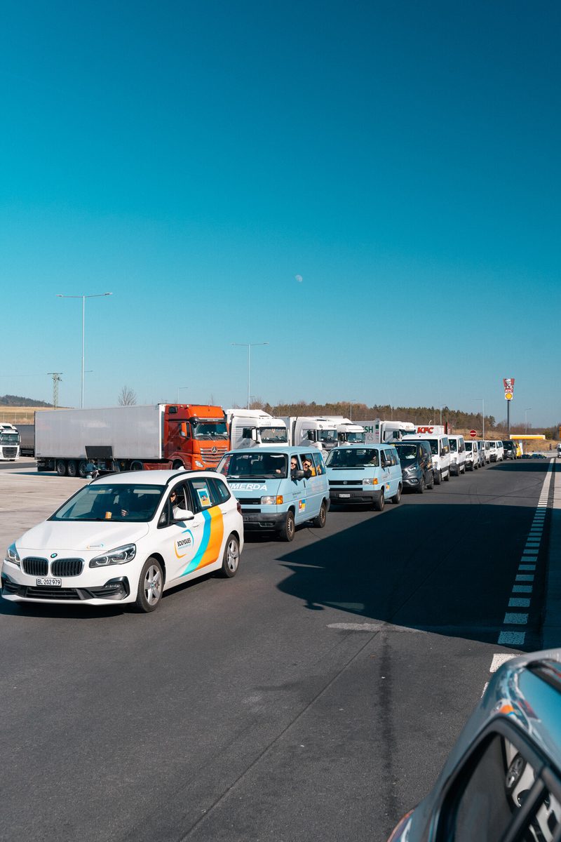 Konvoifahrzeuge am Zielort