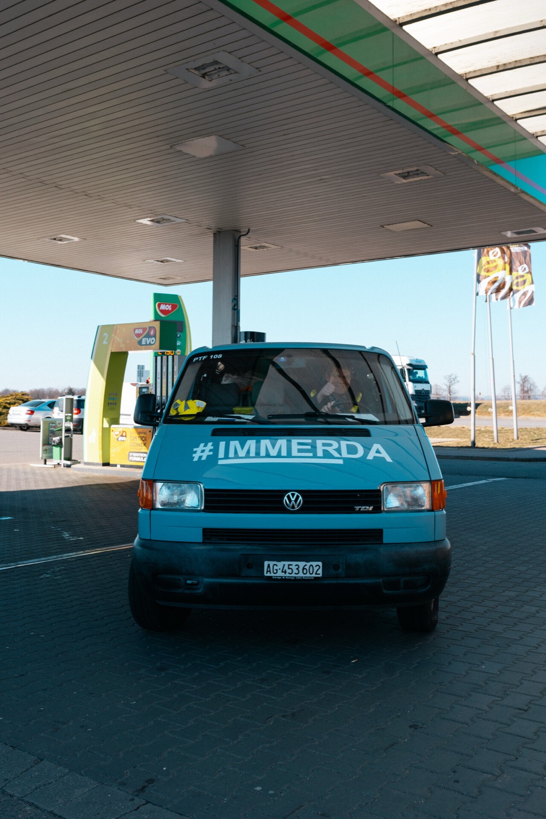 Zivilschutzbus mit IMMERDA-Beschriftung und Fahrer